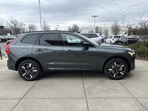 Forest Green 2026 Volvo XC60 B5 Plus