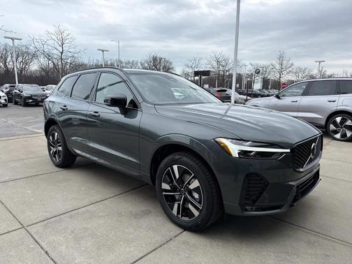 Forest Green 2026 Volvo XC60 B5 Plus