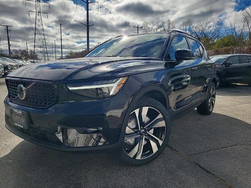 2025 Volvo XC40 B5 Plus Dark Theme