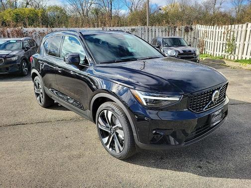 2025 Volvo XC40 B5 Plus Dark Theme