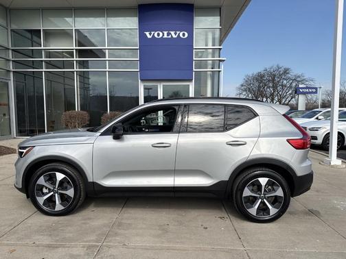 2025 Volvo XC40 B5 Plus Dark Theme