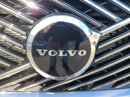 2025 Volvo XC90 B6 Core