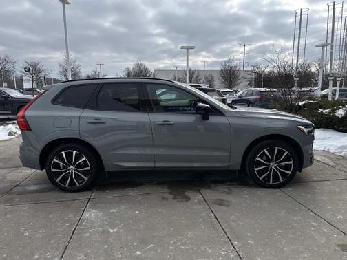 2024 Volvo XC60 B5 Plus Dark Theme