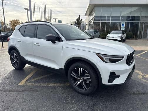 2026 Volvo XC40 B5 Core