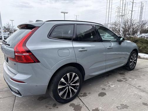 2024 Volvo XC60 B5 Plus Dark Theme