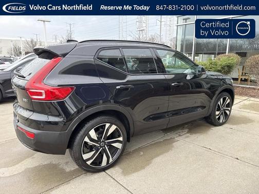 Onyx Black Metallic 2025 Volvo XC40 B5 Plus Dark Theme