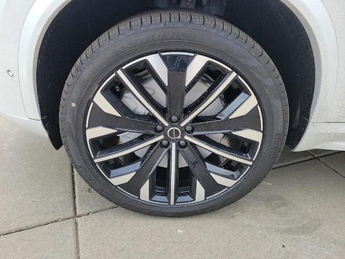 2025 Volvo XC90 Plug-In Hybrid T8 Plus 7-Seater