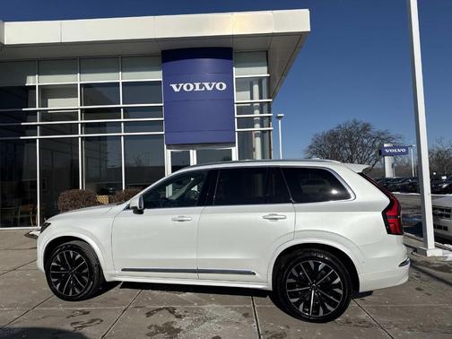 2025 Volvo XC90 B5 Plus