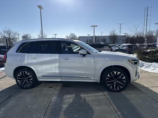 2025 Volvo XC90 B5 Plus