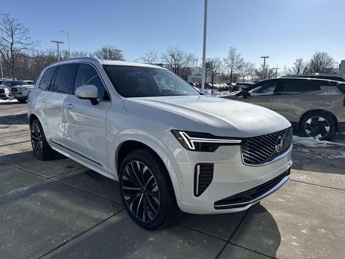 2025 Volvo XC90 B5 Plus