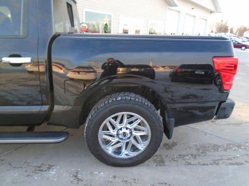 2017 Nissan Titan SV