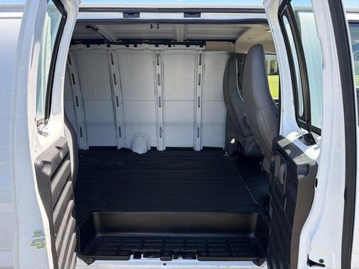 Summit White 2018 Chevrolet Express 3500 Work Van