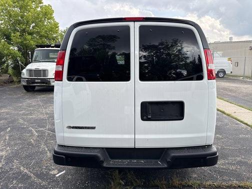 2025 Chevrolet Express 3500 LS