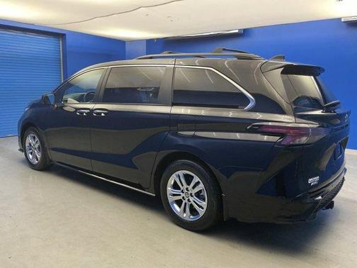 2022 Toyota Sienna XSE 7 Passenger
