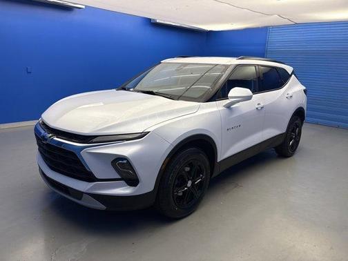 Iridescent Pearl Tricoat 2023 Chevrolet Blazer 2LT