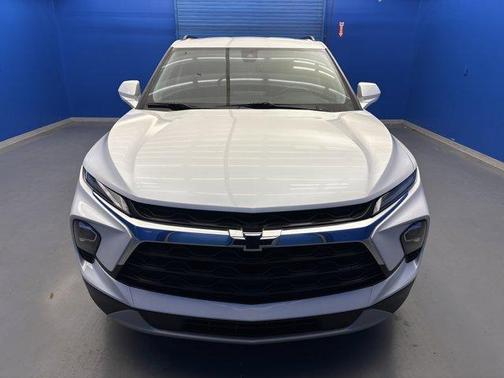 Iridescent Pearl Tricoat 2023 Chevrolet Blazer 2LT