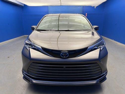 2023 Toyota Sienna Platinum 7 passenger