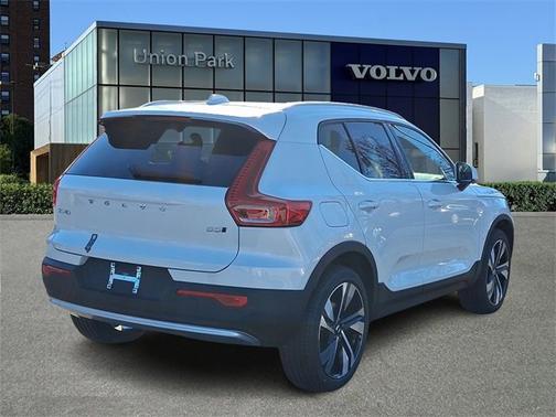 2025 Volvo XC40 Ultra Bright Theme