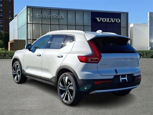 2025 Volvo XC40 Ultra Bright Theme