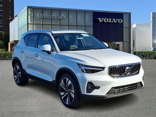 2025 Volvo XC40 Ultra Bright Theme