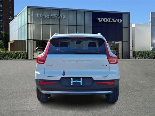 2025 Volvo XC40 Ultra Bright Theme
