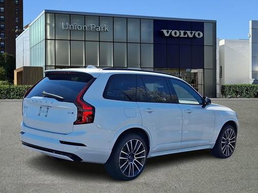 Crystal White Pearl 2026 Volvo XC90 Ultra Dark Theme