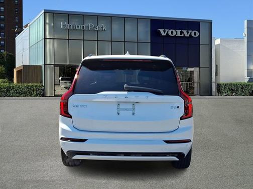 Crystal White Pearl 2026 Volvo XC90 Ultra Dark Theme