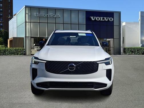 Crystal White Pearl 2026 Volvo XC90 Ultra Dark Theme