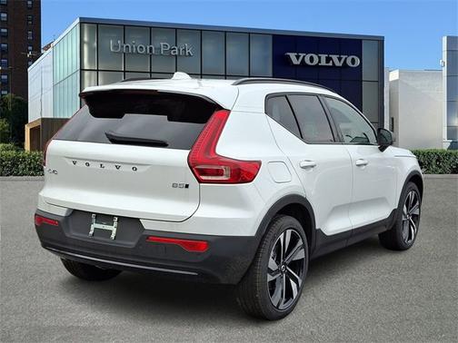 2025 Volvo XC40 Ultra Dark Theme