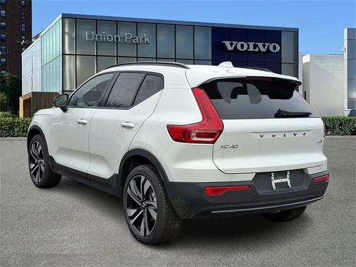 2025 Volvo XC40 Ultra Dark Theme