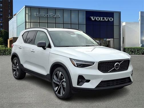 2025 Volvo XC40 Ultra Dark Theme