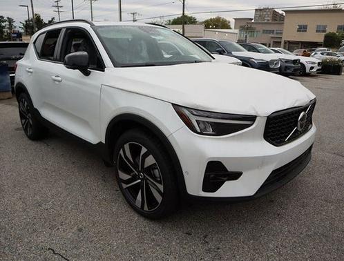 Crystal White Metallic 2023 Volvo XC40 Plus Dark Theme