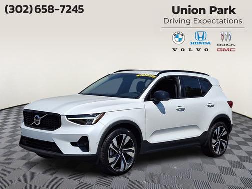 Crystal White Metallic 2023 Volvo XC40 Plus Dark Theme