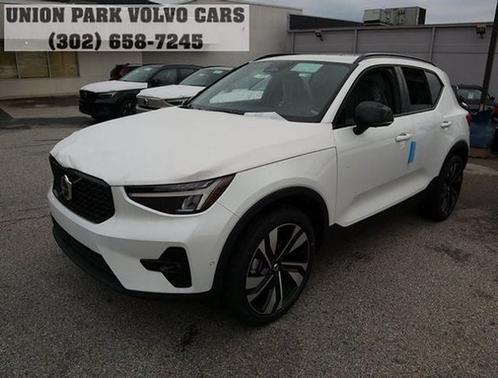 Crystal White Metallic 2023 Volvo XC40 Plus Dark Theme
