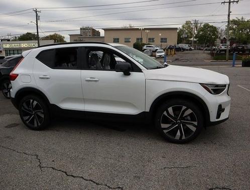 Crystal White Metallic 2023 Volvo XC40 Plus Dark Theme