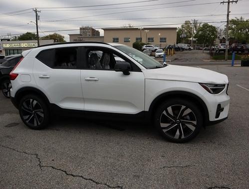 Crystal White Metallic 2023 Volvo XC40 Plus Dark Theme