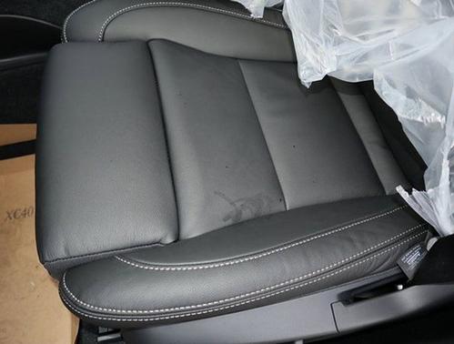 Crystal White Metallic 2023 Volvo XC40 Plus Dark Theme