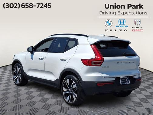 Crystal White Metallic 2023 Volvo XC40 Plus Dark Theme