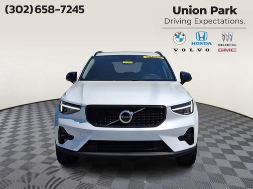 Crystal White Metallic 2023 Volvo XC40 Plus Dark Theme