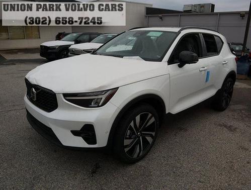 Crystal White Metallic 2023 Volvo XC40 Plus Dark Theme