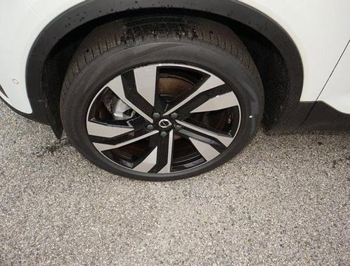 Crystal White Metallic 2023 Volvo XC40 Plus Dark Theme