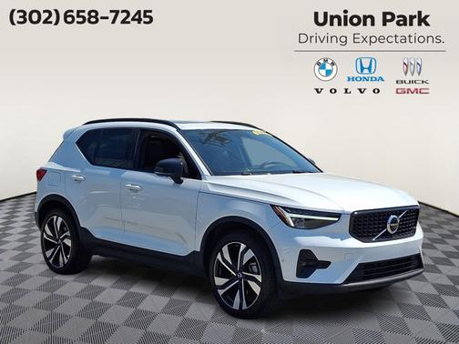 Crystal White Metallic 2023 Volvo XC40 Plus Dark Theme