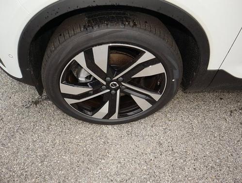 Crystal White Metallic 2023 Volvo XC40 Plus Dark Theme