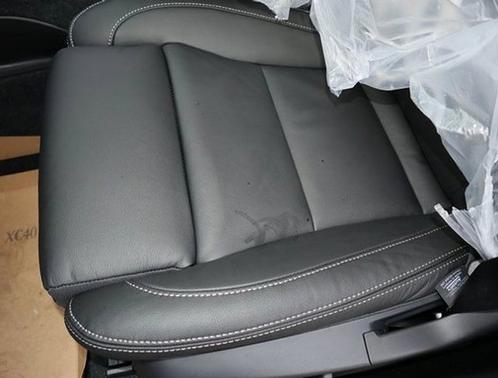 Crystal White Metallic 2023 Volvo XC40 Plus Dark Theme