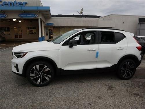 Crystal White Metallic 2023 Volvo XC40 Plus Dark Theme