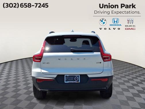 Crystal White Metallic 2023 Volvo XC40 Plus Dark Theme