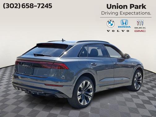 Daytona Gray Pearl Effect 2025 Audi Q8 Premium Plus