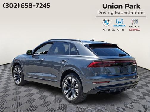 Daytona Gray Pearl Effect 2025 Audi Q8 Premium Plus