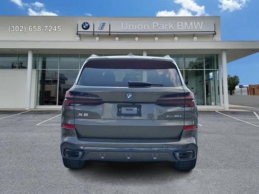 Manhattan Green Metallic 2026 BMW X5 xDrive50e