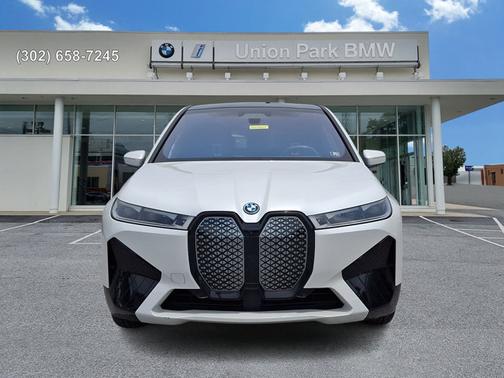 Mineral White Metallic 2023 BMW iX M60